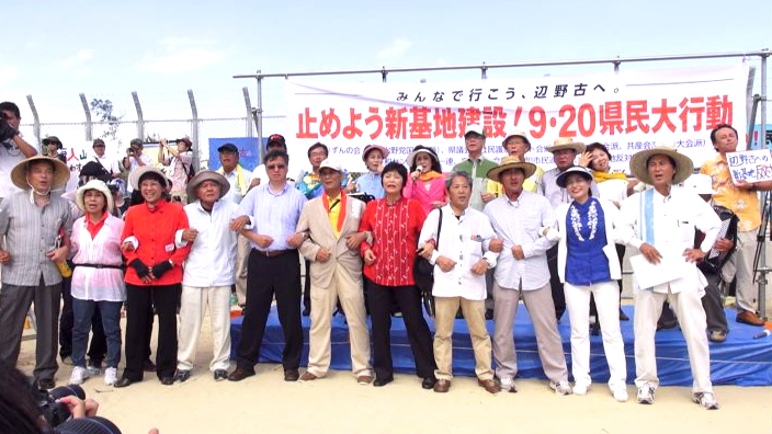 基地建設に反対する市民が辺野古の浜に結集